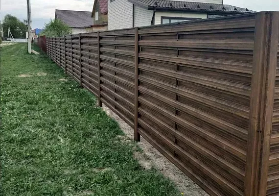 Купить Горизонтальный евроштакетник под дерево забор в Москве по цене от 1998 руб. Горизонтальный евроштакетник под дерево забор купить Москва